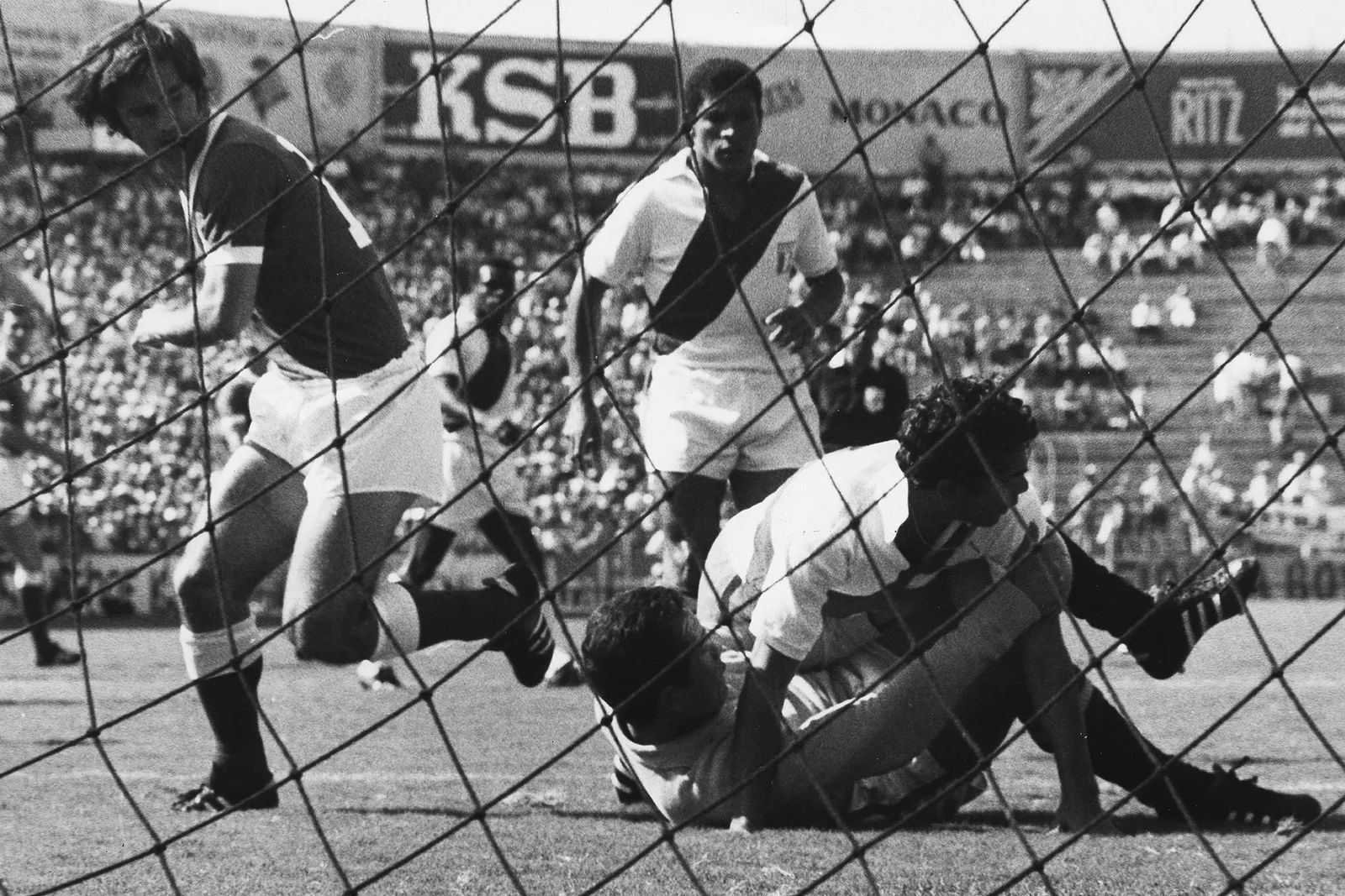 Gerd Muller finding the back of the net in 1970 FIFA World Cup | Courtesy: @HistoricSports2