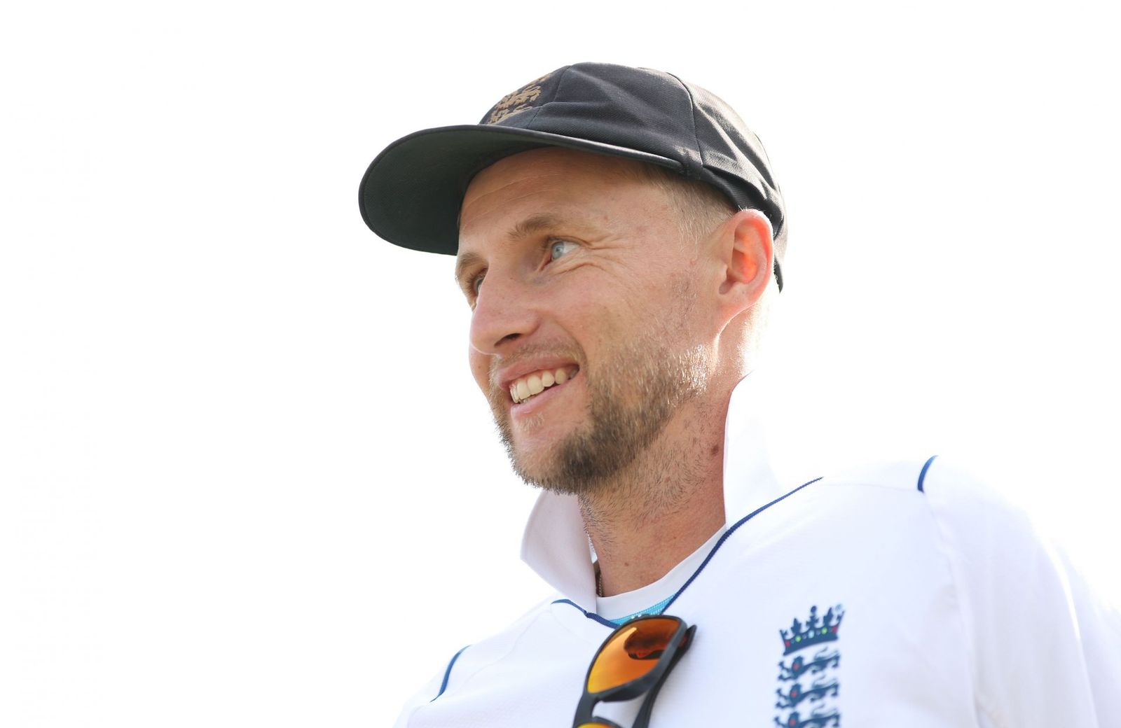 [Watch] Joe Root takes off Jack Leach's cap and rubs the ball on his head to shine it in