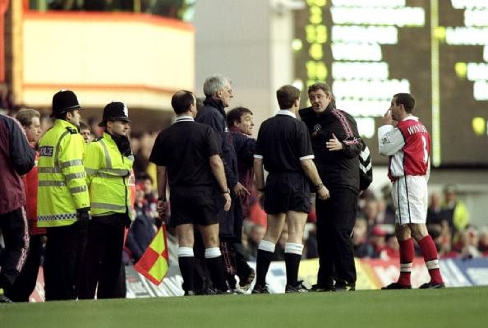 Steve Bruce, Sheffield United manager, argues with officials over Arsenal&#039;s goal.