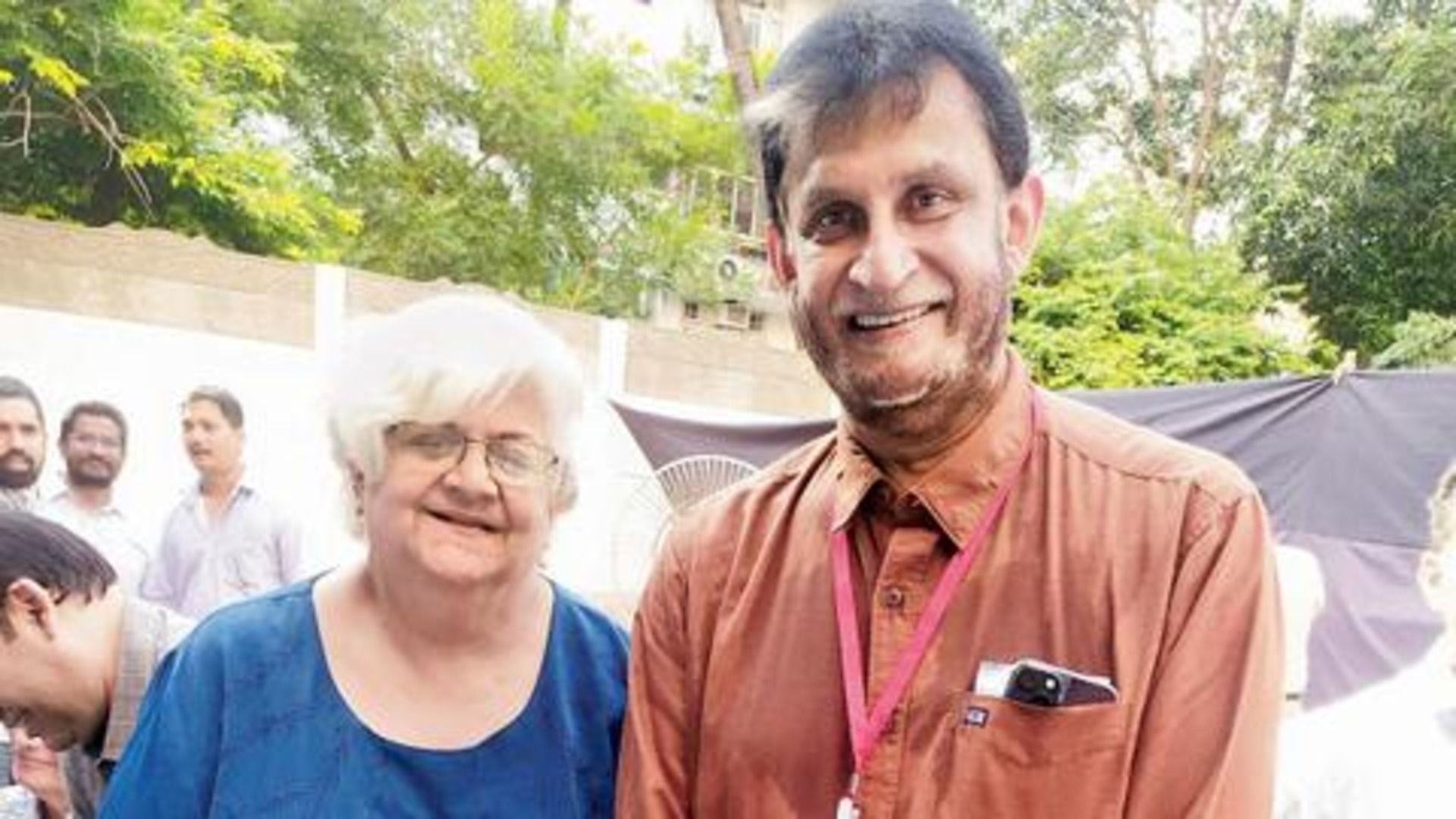 Shobha Pandit Mundkur with former cricketer, Sandeep Patil