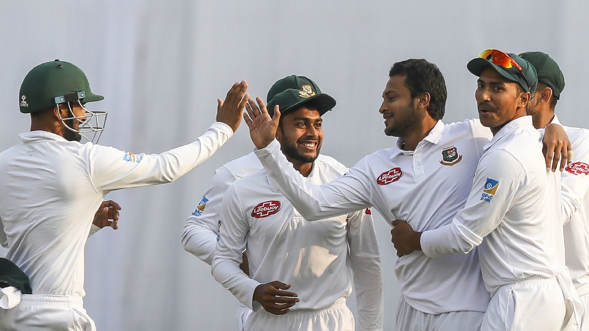 Shakib al Hasan celebrates a wicket with his teammates. (Image Credits: Getty)