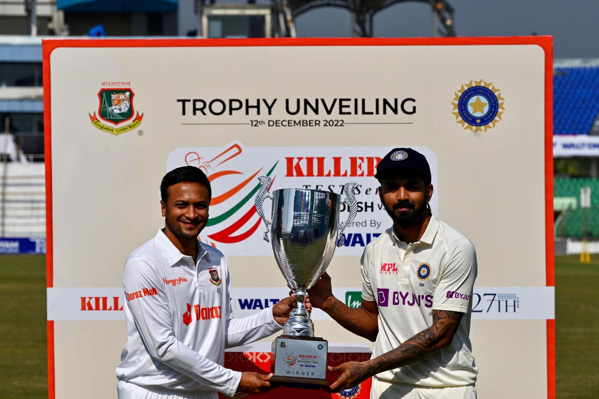 Shakib Al Hasan and KL Rahul posing with the trophy [Pic Credit: ICC]