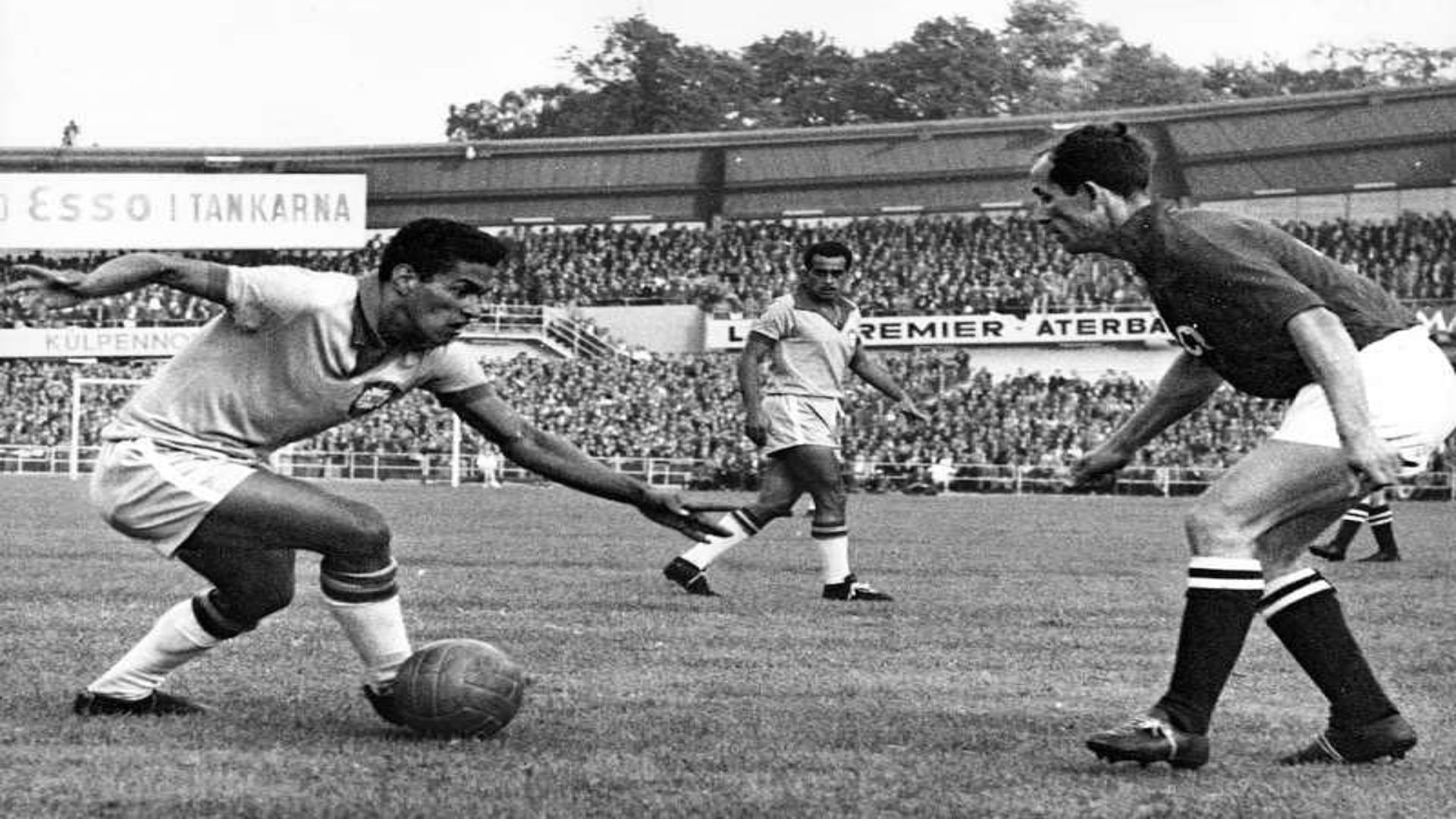 Garrincha is the greatest dribbler of all time.