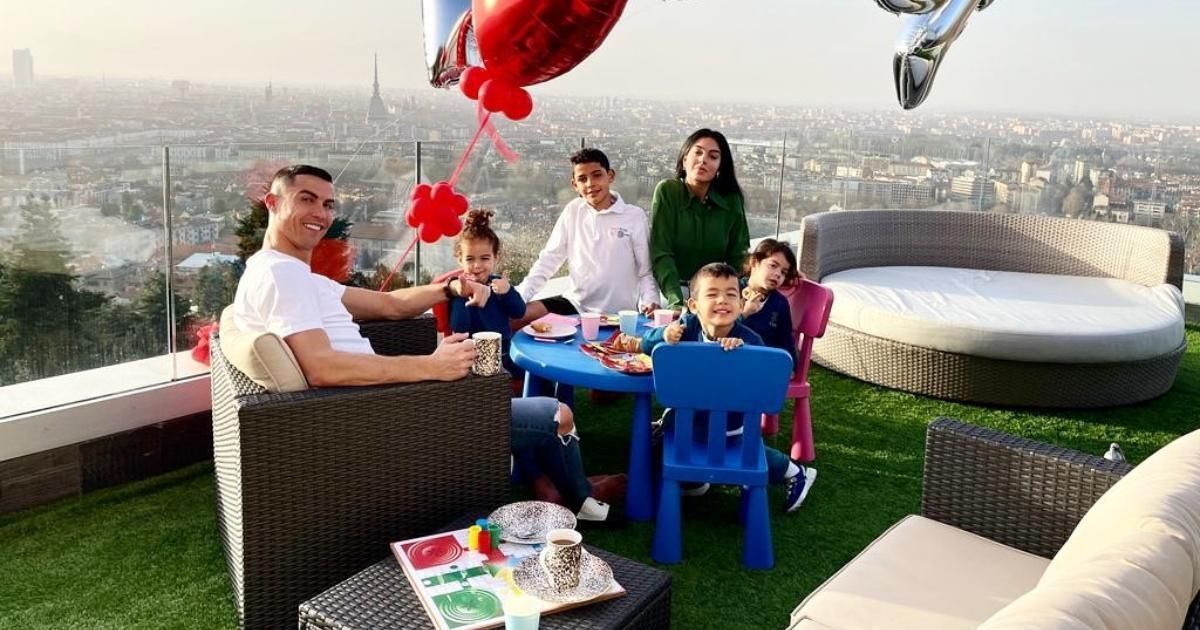 Cristiano Ronaldo with his family (credit: Izabela Pecherska/ Cibercuba.com)