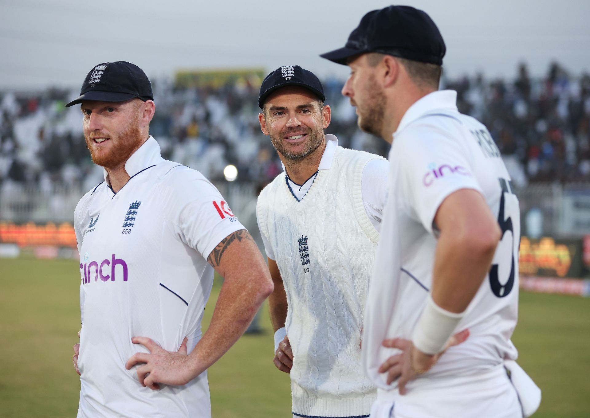 James Anderson and Ollie Robinson picked up four wickets apiece in Pakistan&#039;s second innings.