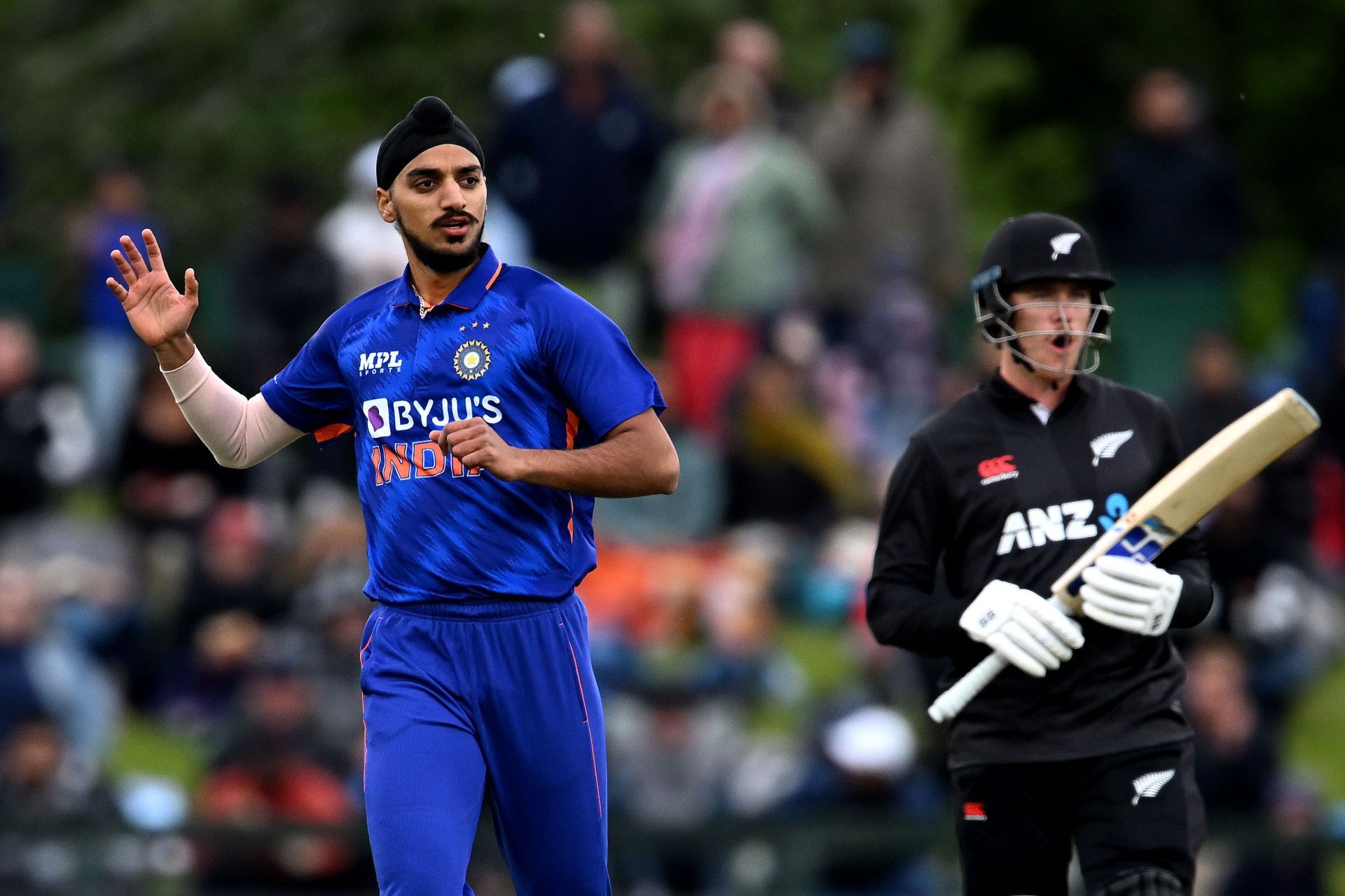 Arshdeep Singh (left) bowled against a strong wind in the third ODI against New Zealand.