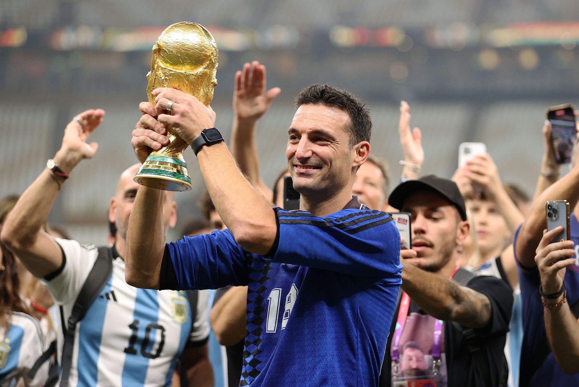 Argentina manager Lionel Scaloni lifts the World Cup.