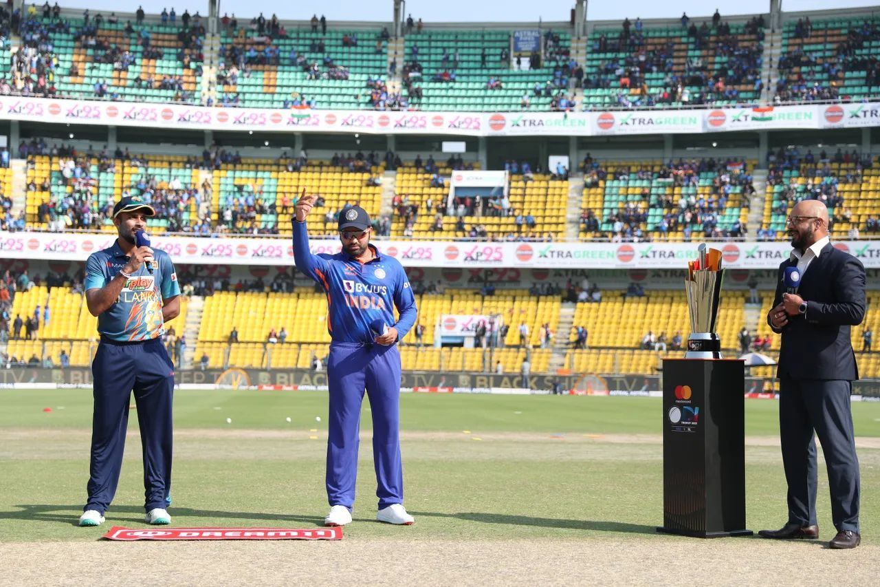 टॉस के दौरान रोहित शर्मा और दासुन शनाका (PIC - BCCI)