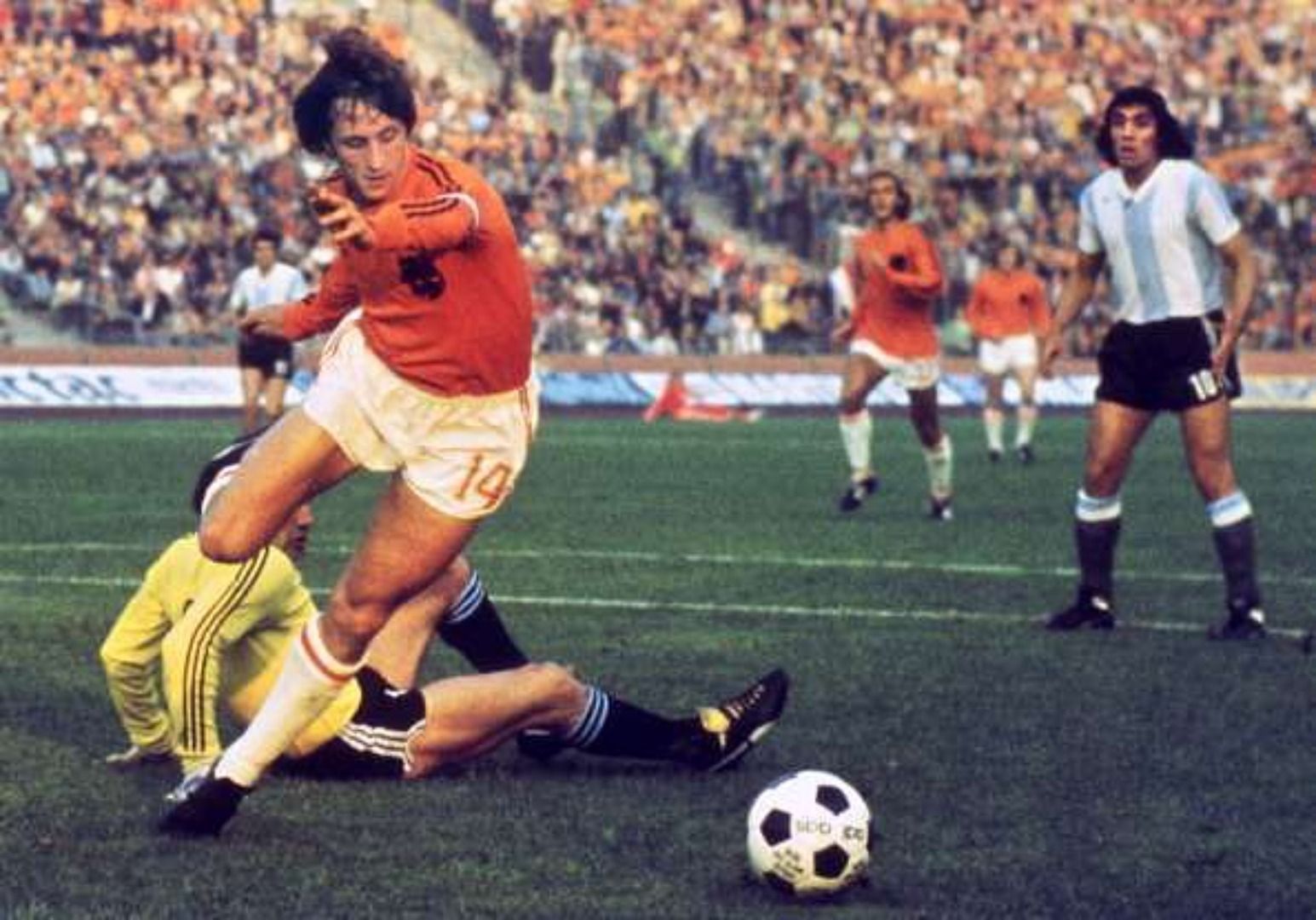 Cruyff had his signature move named after him. hing could ever stop Ronaldo