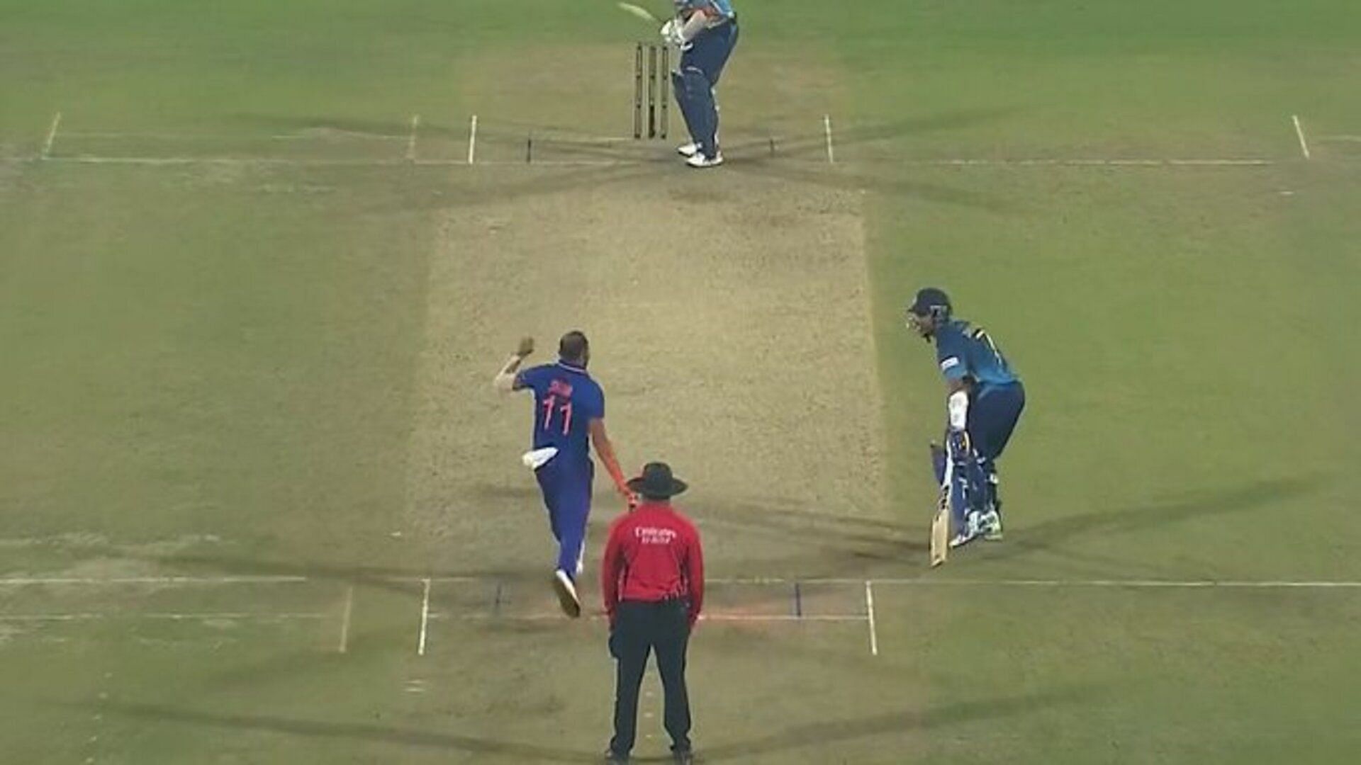 Mohammed Shami attempts to run out Dasun Shanaka.