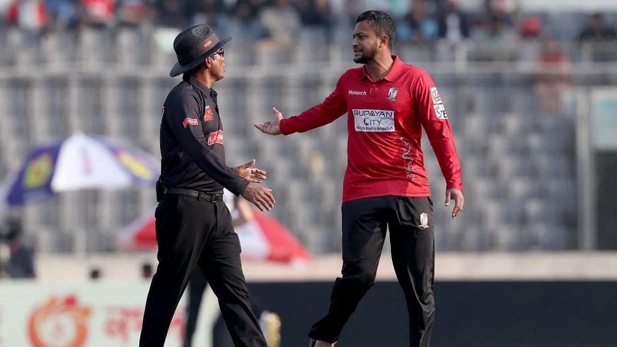 Shakib Al Hasan arguing with the umpire in the BPL.