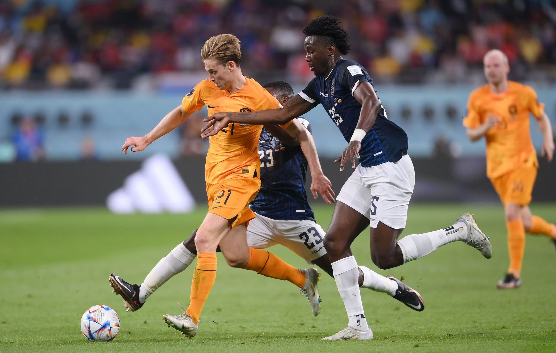 Frenkie de Jong has admirers at the Parc des Princes.