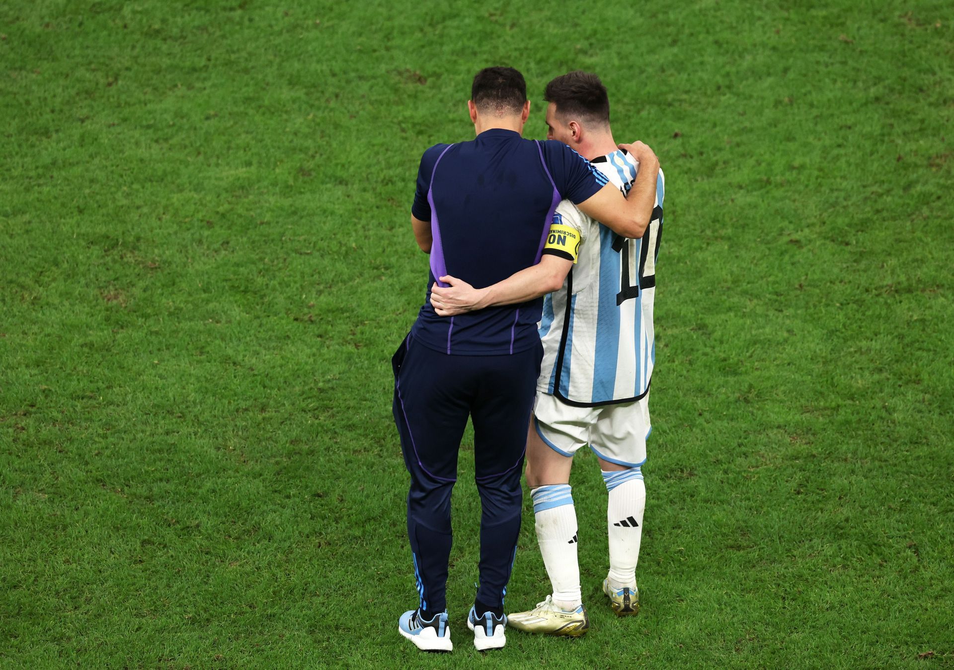 Lionel Scaloni and Messi.