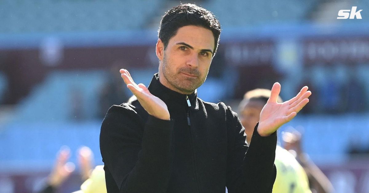 Mikel Arteta applauding the fans after his team