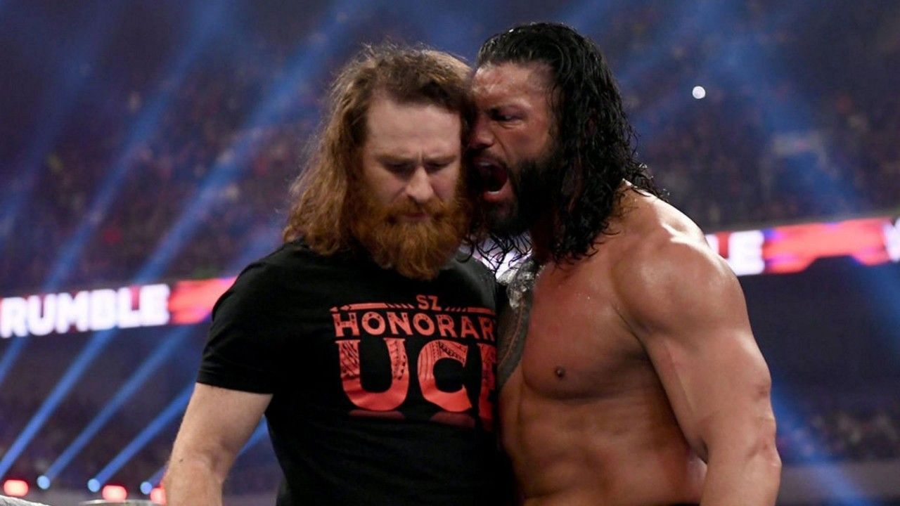 सैमी ज़ेन और अनडिस्प्यूटेड WWE यूनिवर्सल चैंपियन रोमन रेंस 