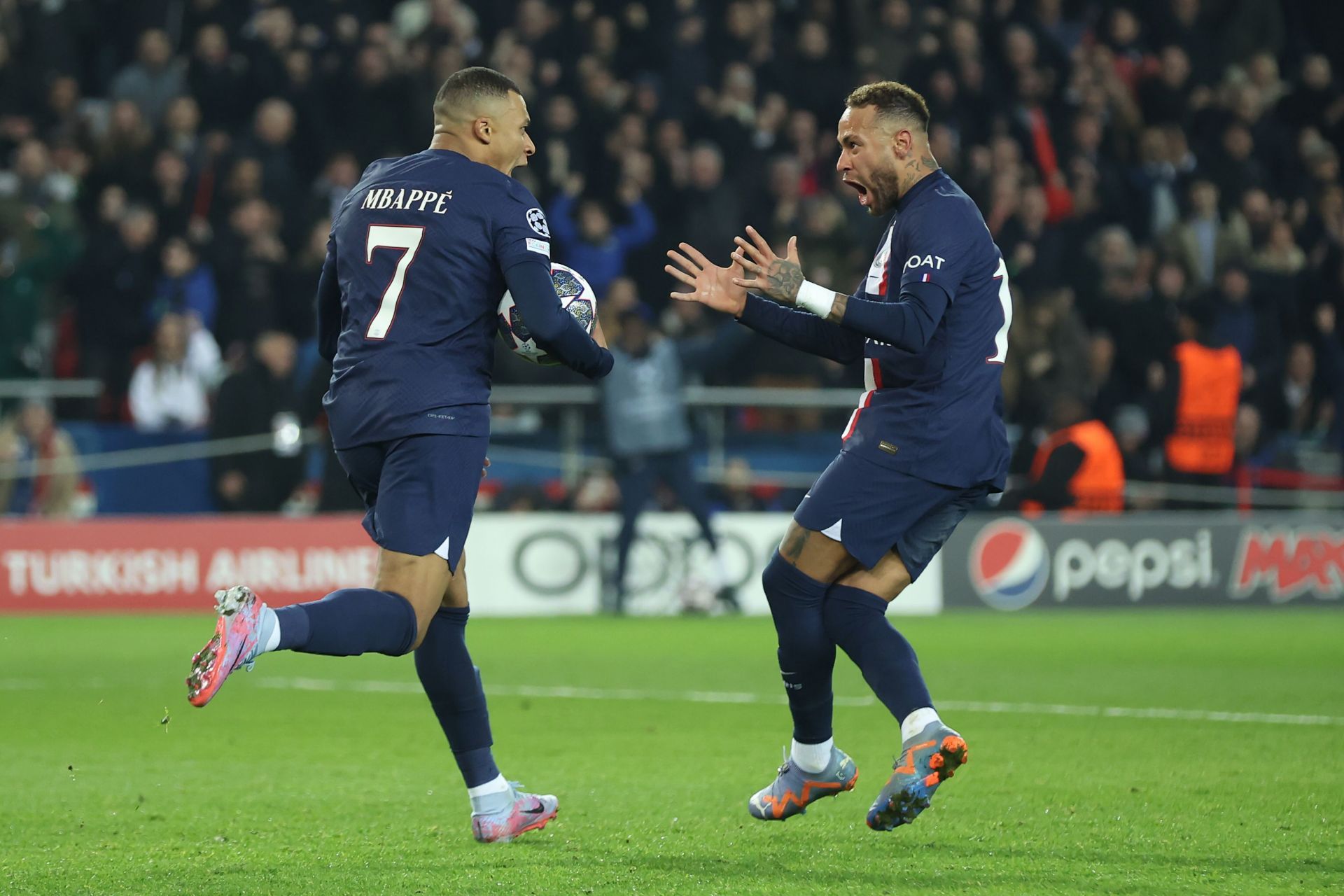 Paris Saint-Germain v FC Bayern M&uuml;nchen: Round of 16 Leg One - UEFA Champions League