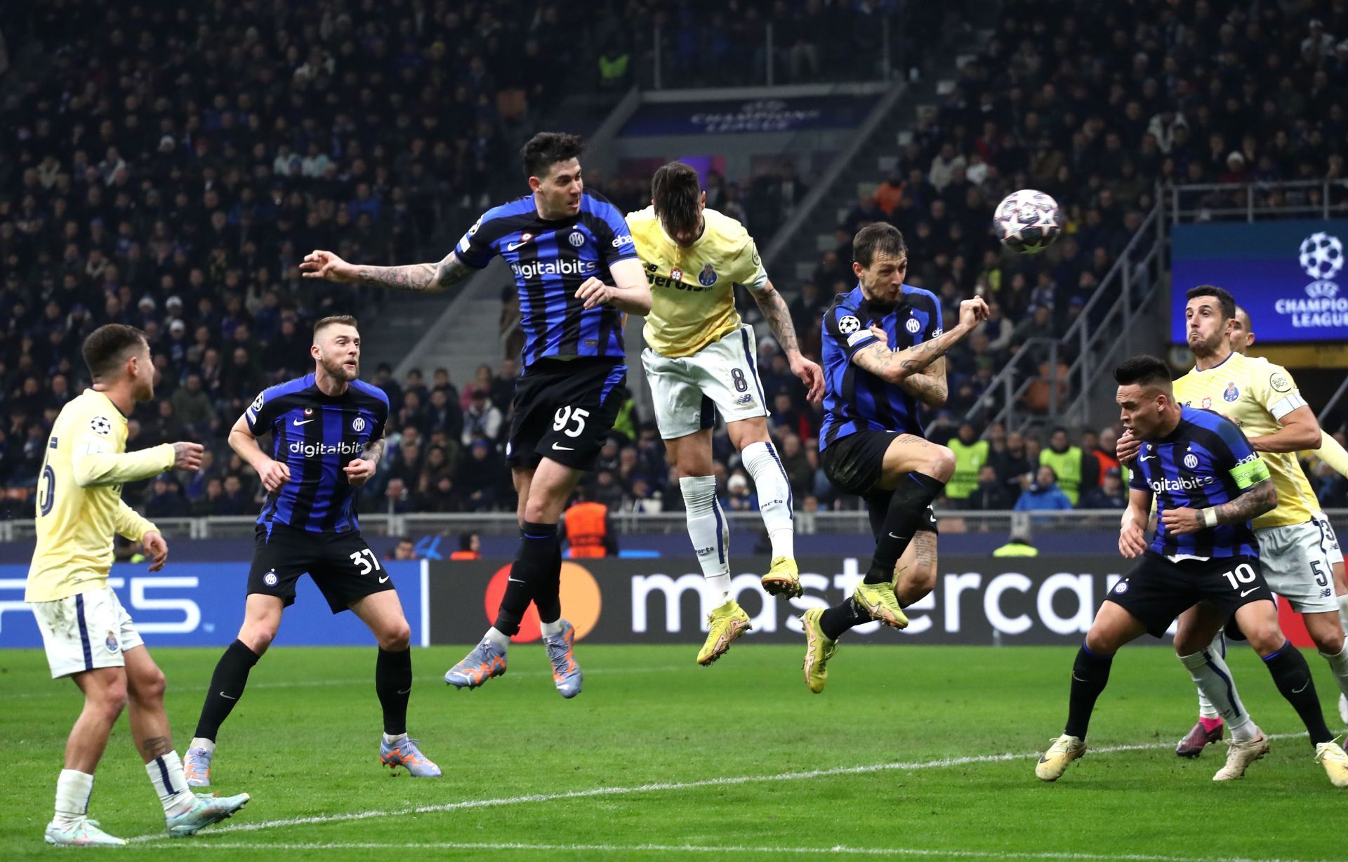 FC Internazionale v FC Porto: Round of 16 Leg One - UEFA Champions League