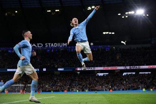 Manchester City's Erling Haaland (R).