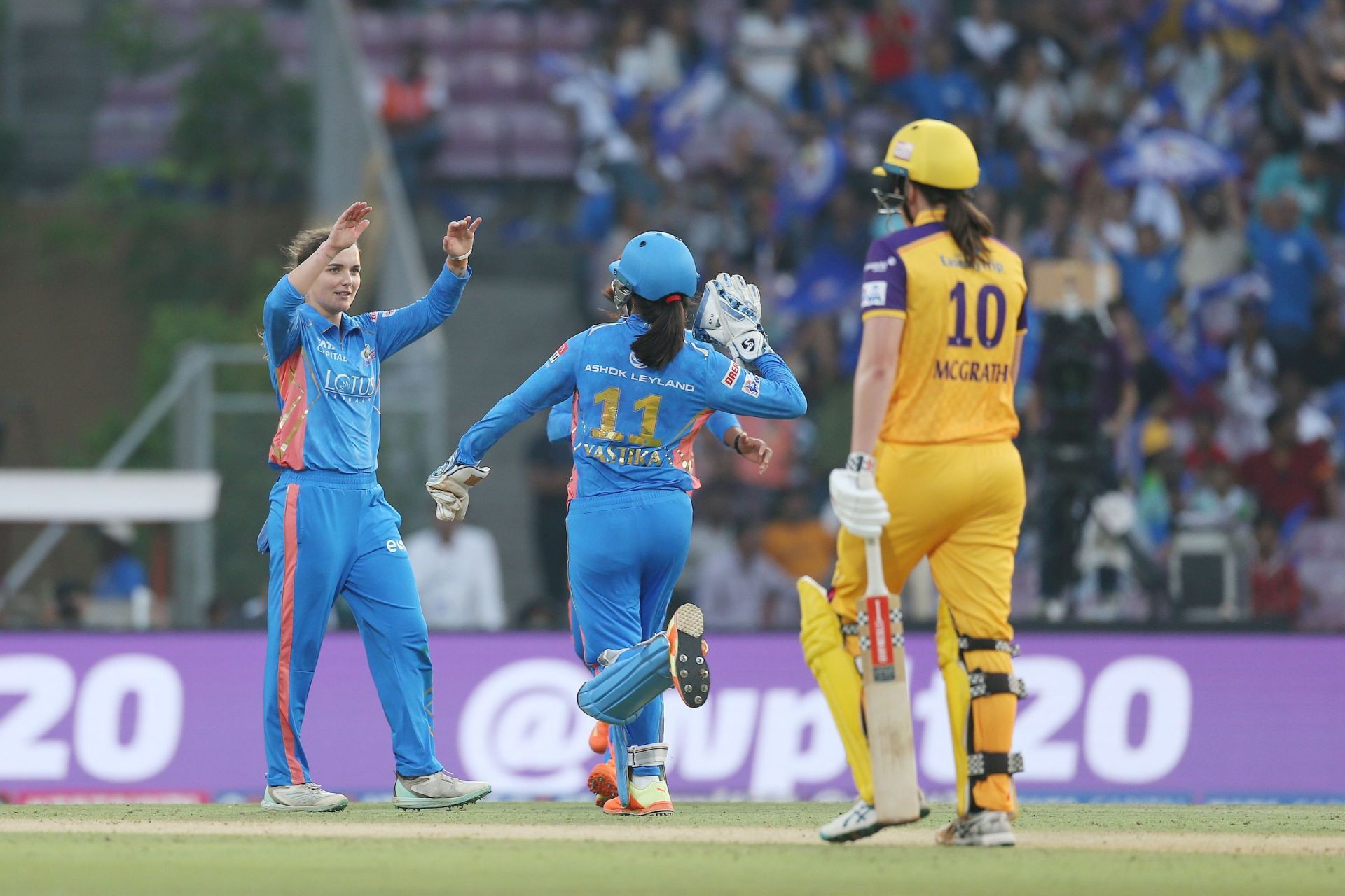 Amelia Kerr (L) celebrates after dismissing Tahlia McGrath during WPL 2023 (P.C.:WPL Twitter)