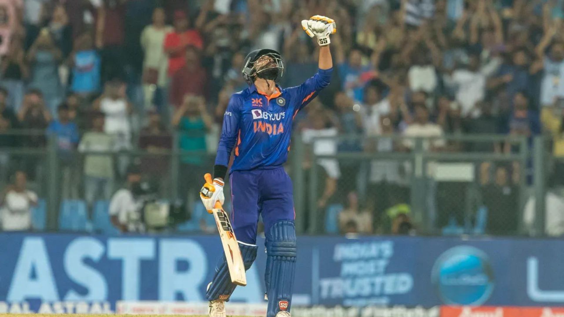 Ravindra Jadeja celebrates after scoring the winning runs against Australia in Mumbai (P.C.:BCCI)