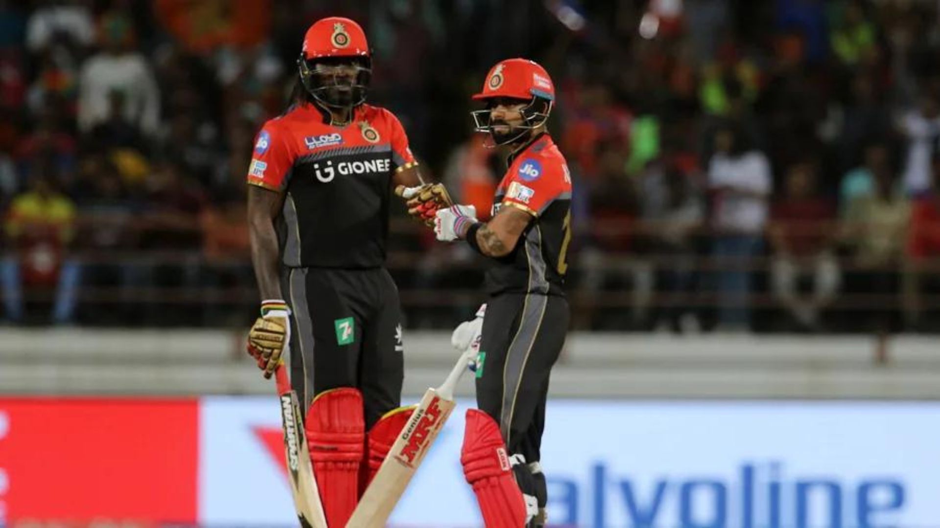 Chris Gayle (L) and Virat Kohli in action for RCB (P.C.:Twitter)