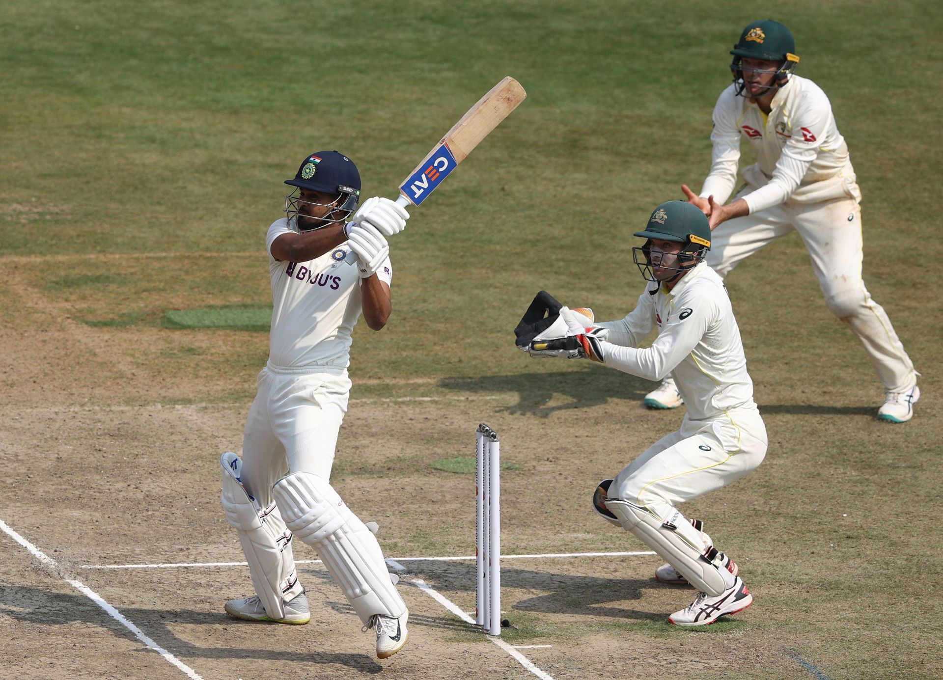 Shreyas Iyer taking on the bowlers in the 3rd Test match of the Border-Gavaskar Trophy.