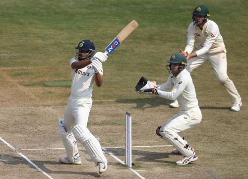 Shreyas Iyer taking on the bowlers in the 3rd Test match of the Border-Gavaskar Trophy.