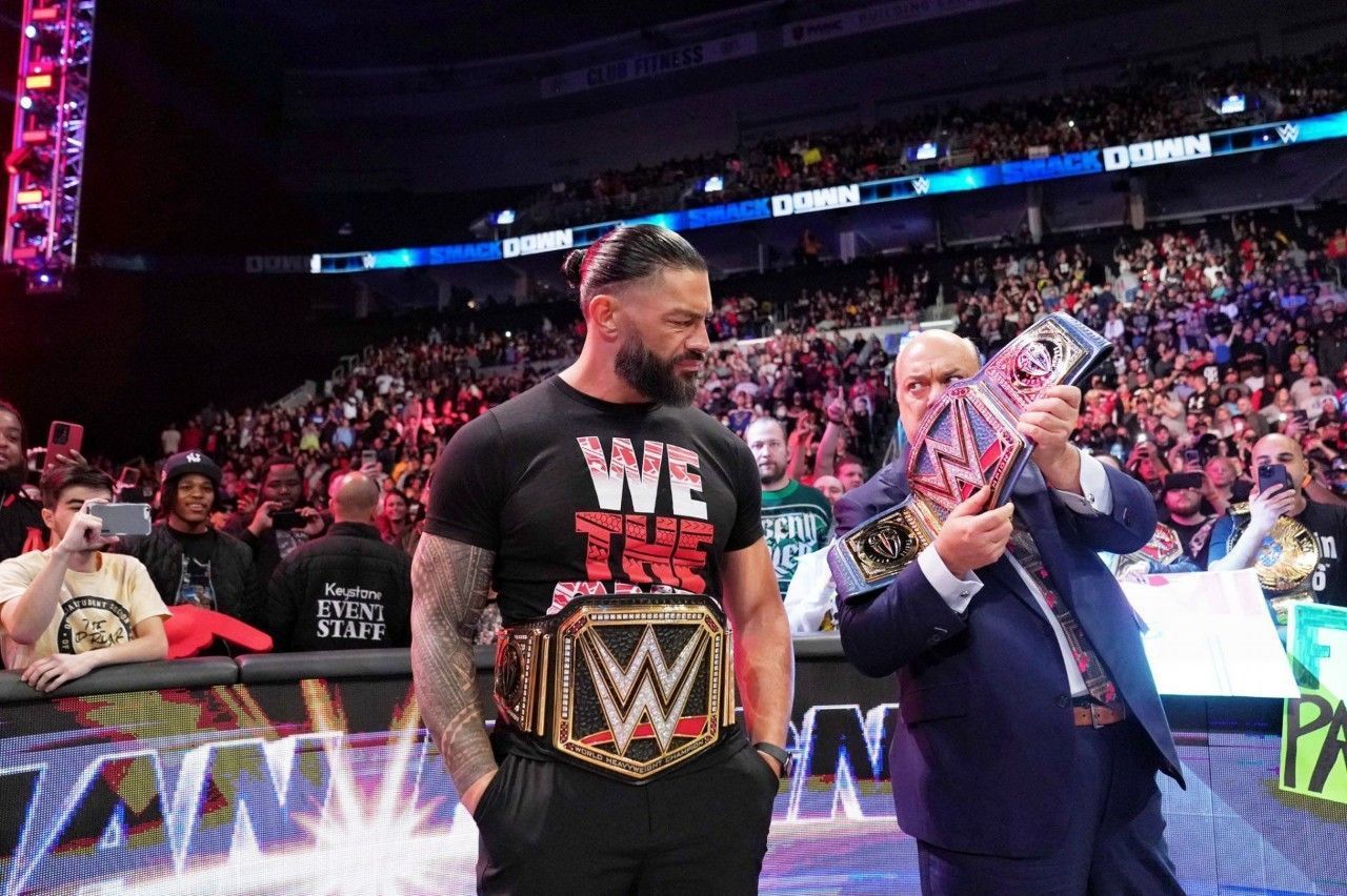 अनडिस्प्यूटेड WWE यूनिवर्सल चैंपियन रोमन रेंस और पॉल हेमन  