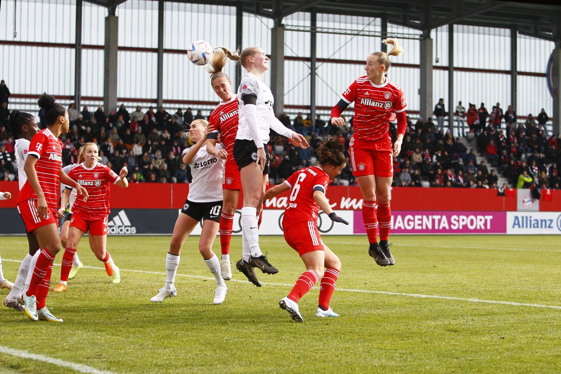 FC Bayern Muenchen v Eintracht Frankfurt - FLYERALARM Frauen-Bundesliga