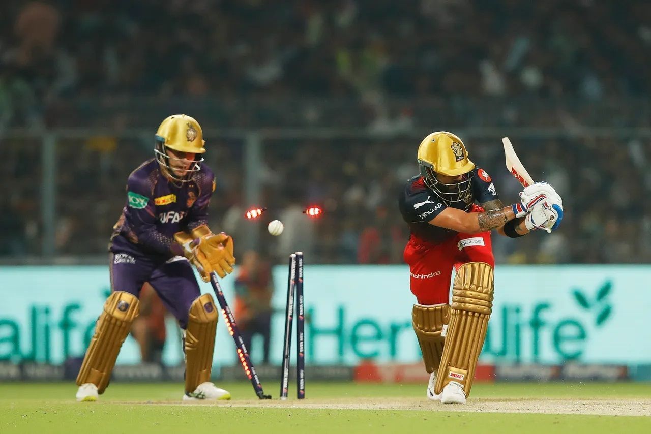 Virat Kohli was bowled by Sunil Narine. [P/C: iplt20.com]