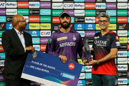 Varun Chakravarthy receiving the honor [IPLT20]