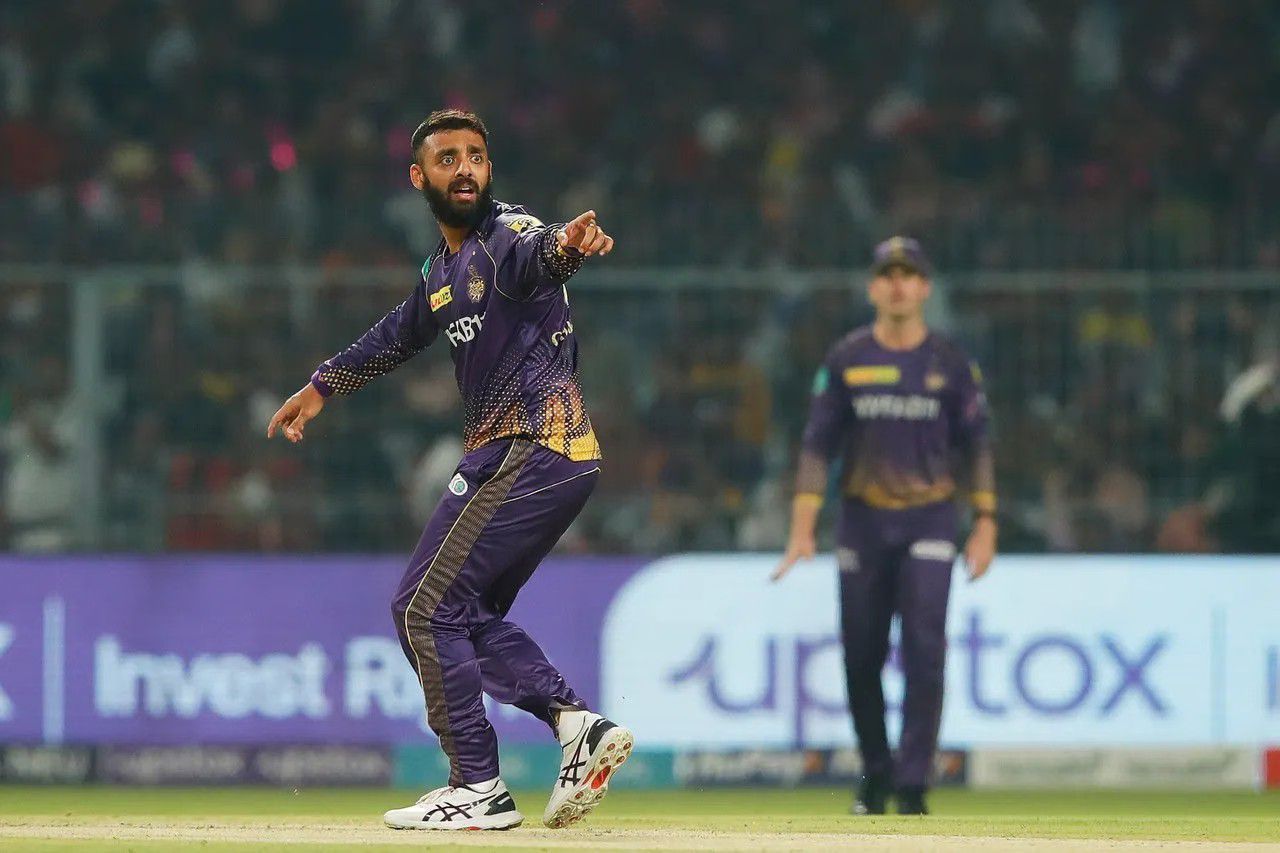 Varun Chakravarthy in action for KKR [IPLT20]