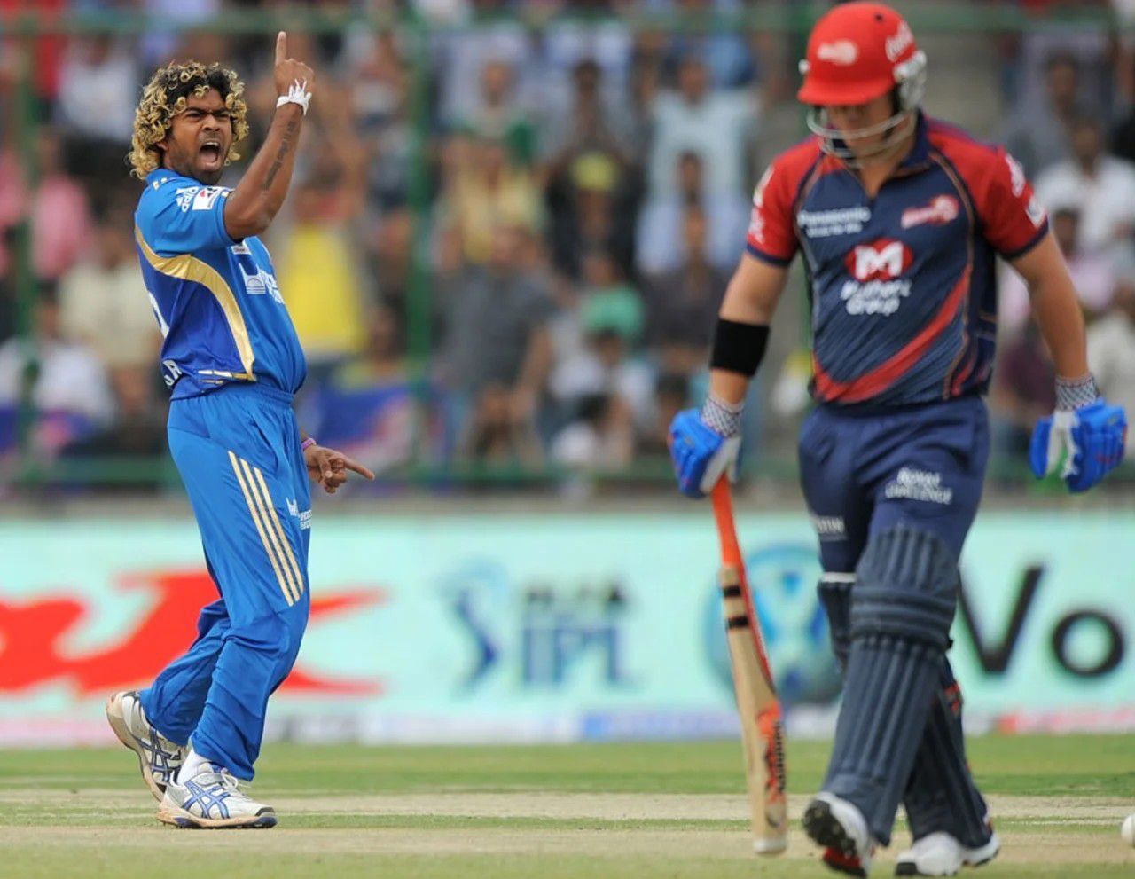 Lasith Malinga celebrating David Warner's wicket [IPLT20]