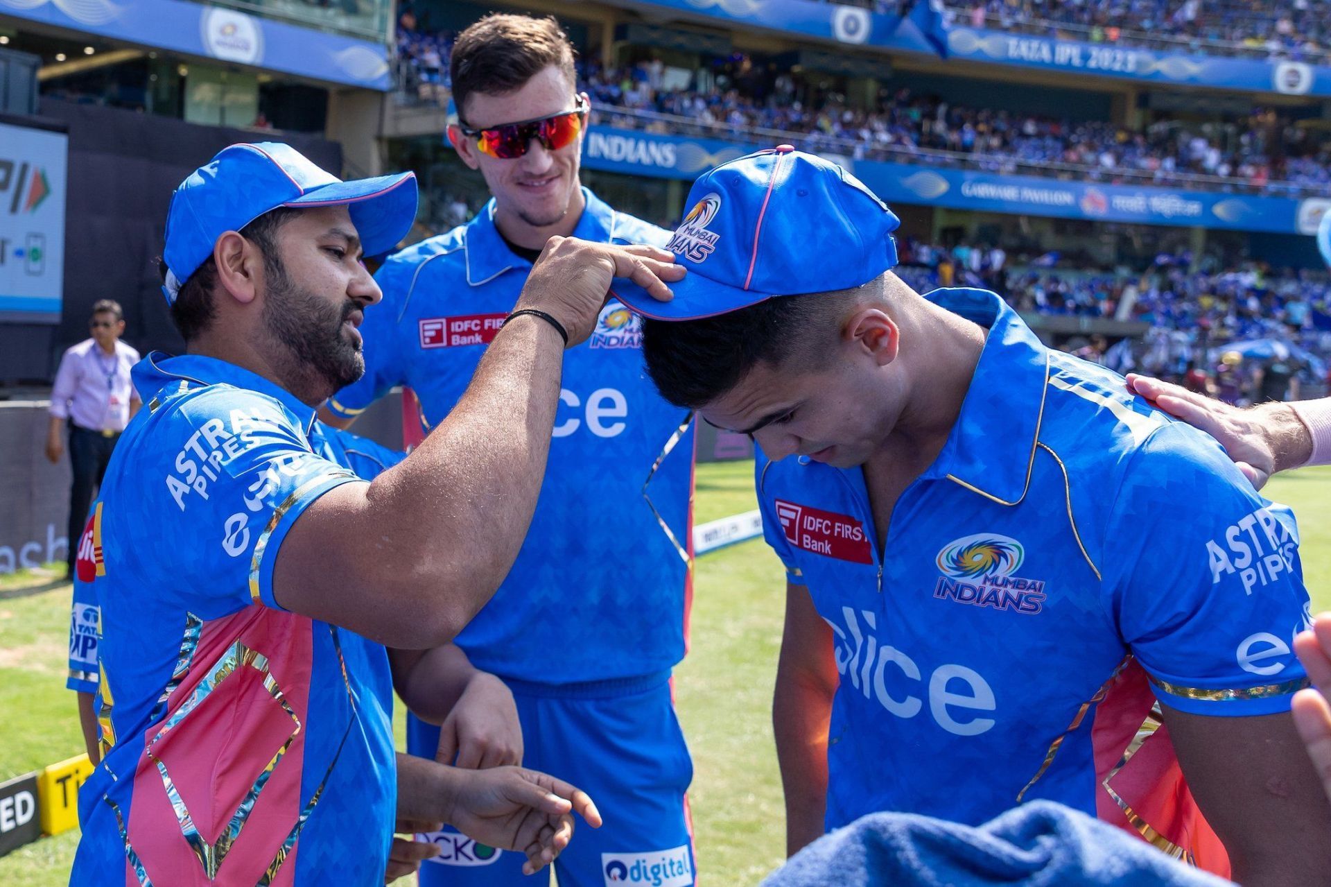 Arjun Tendulkar receives his cap from Rohit Sharma. (Credits: Twitter)