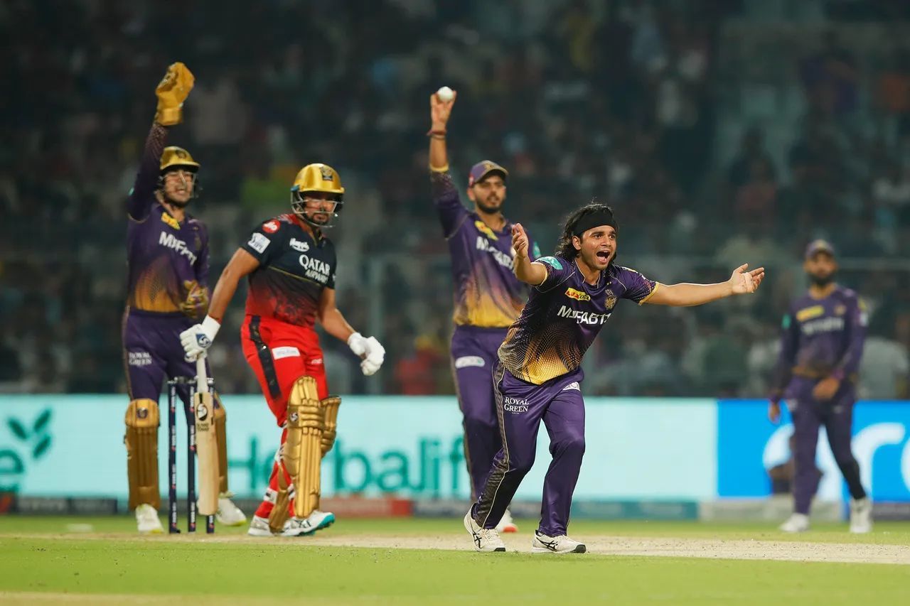 केकेआर के स्पिन गेंदबाजों ने आरसीबी की बल्लेबाजी को ध्वस्त कर दिया 