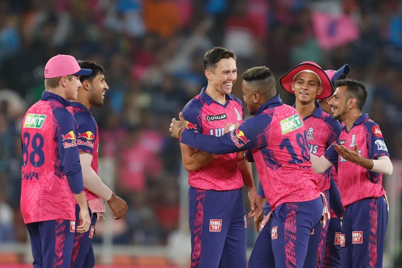 Trent Boult celebrating with his teammates [IPLT20]