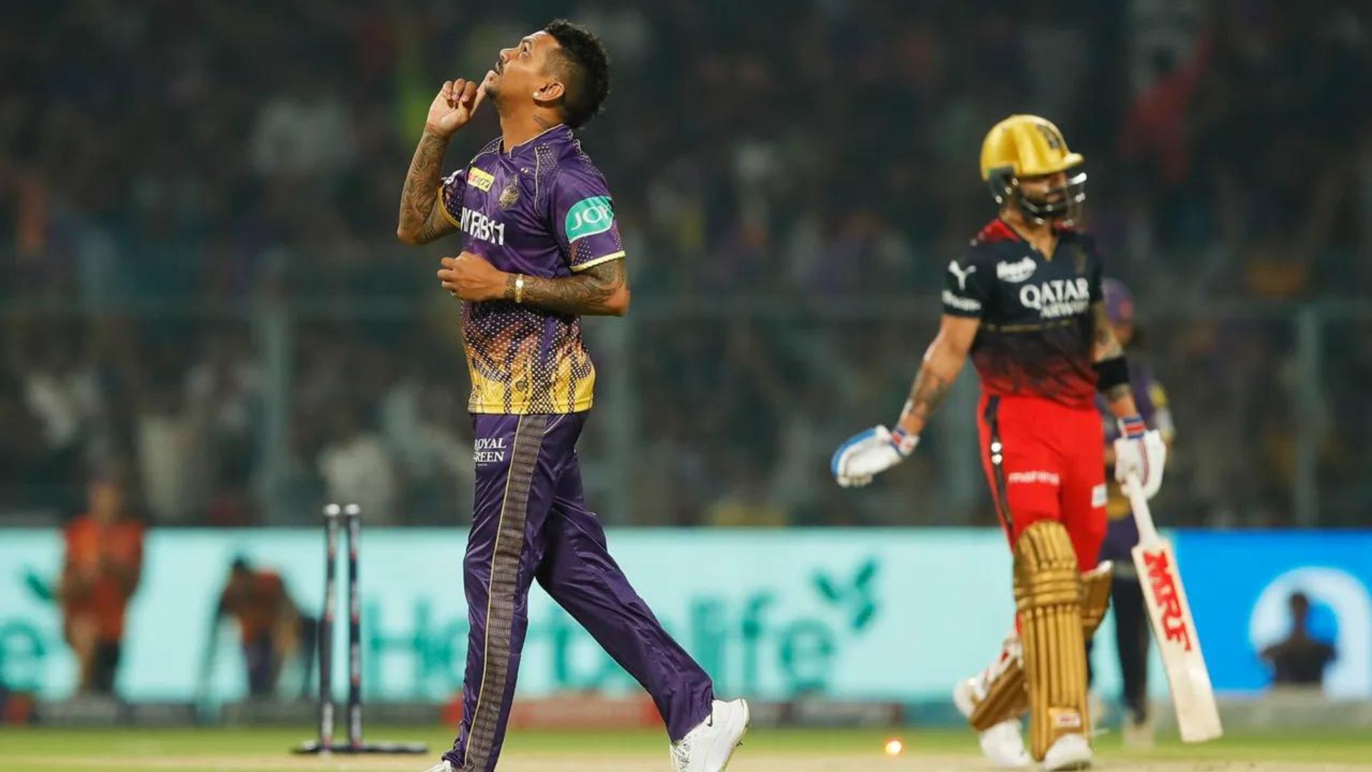 Sunil Narine (L) celebrates after dismissing Virat Kohli (P.C.:iplt20.com)