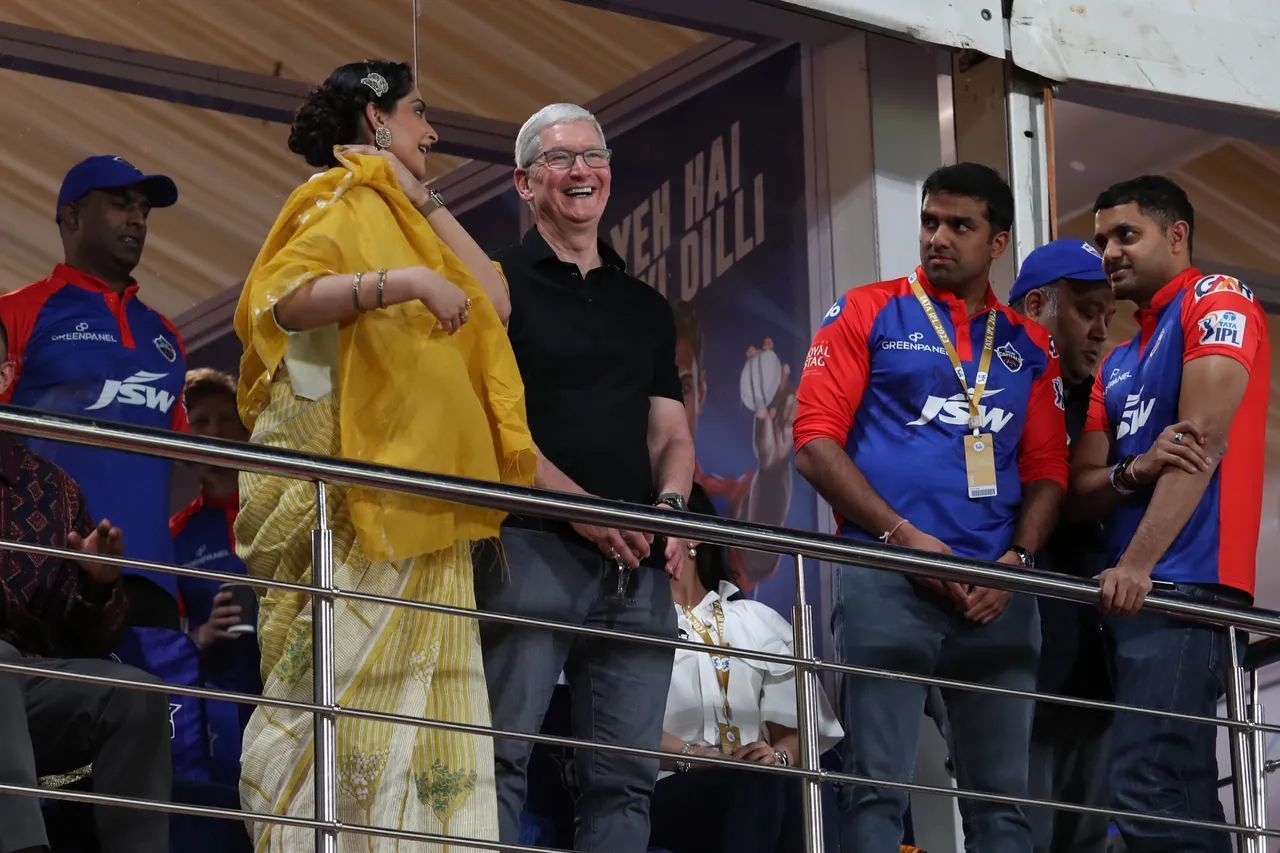 Sonam Kapoor, Tim Cook and DC team officials (Image Courtesy: IPLT20.com)