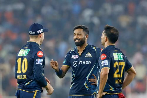 Hardik Pandya with his GT teammates. (Pic: iplt20.com)