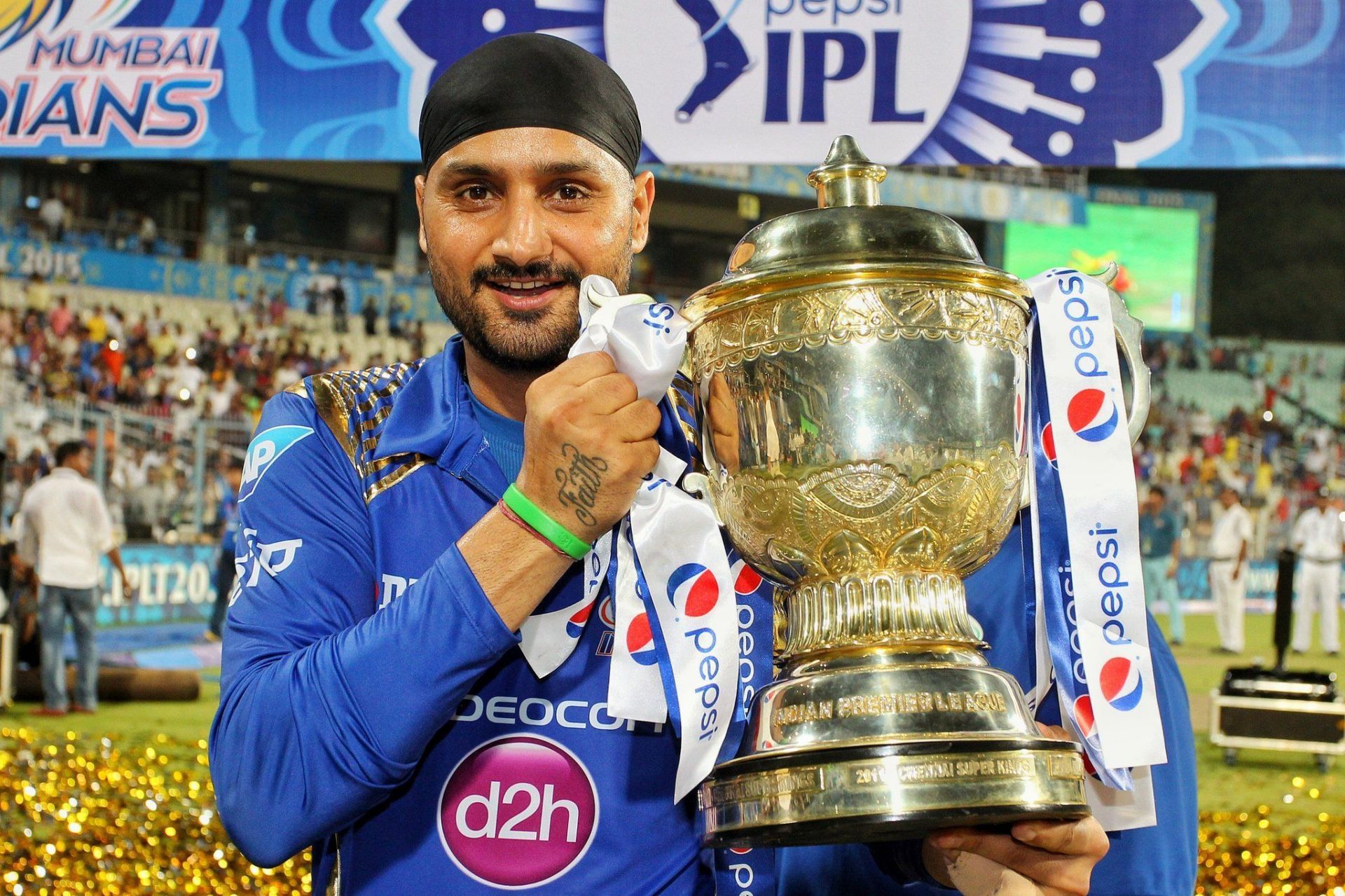 Harbhajan Singh lifting an IPL trophy with MI [IPLT20]