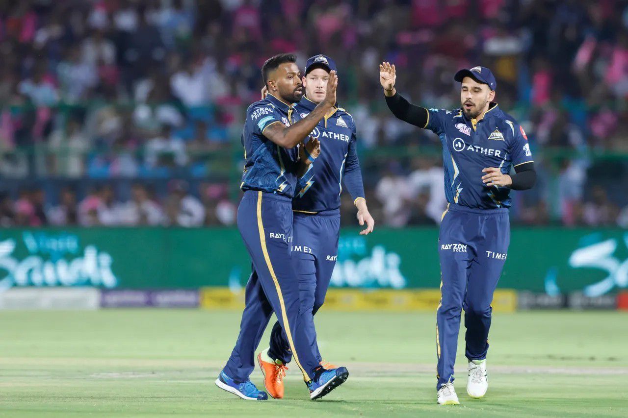 Hardik Pandya celebrating with his teammates [IPLT20]