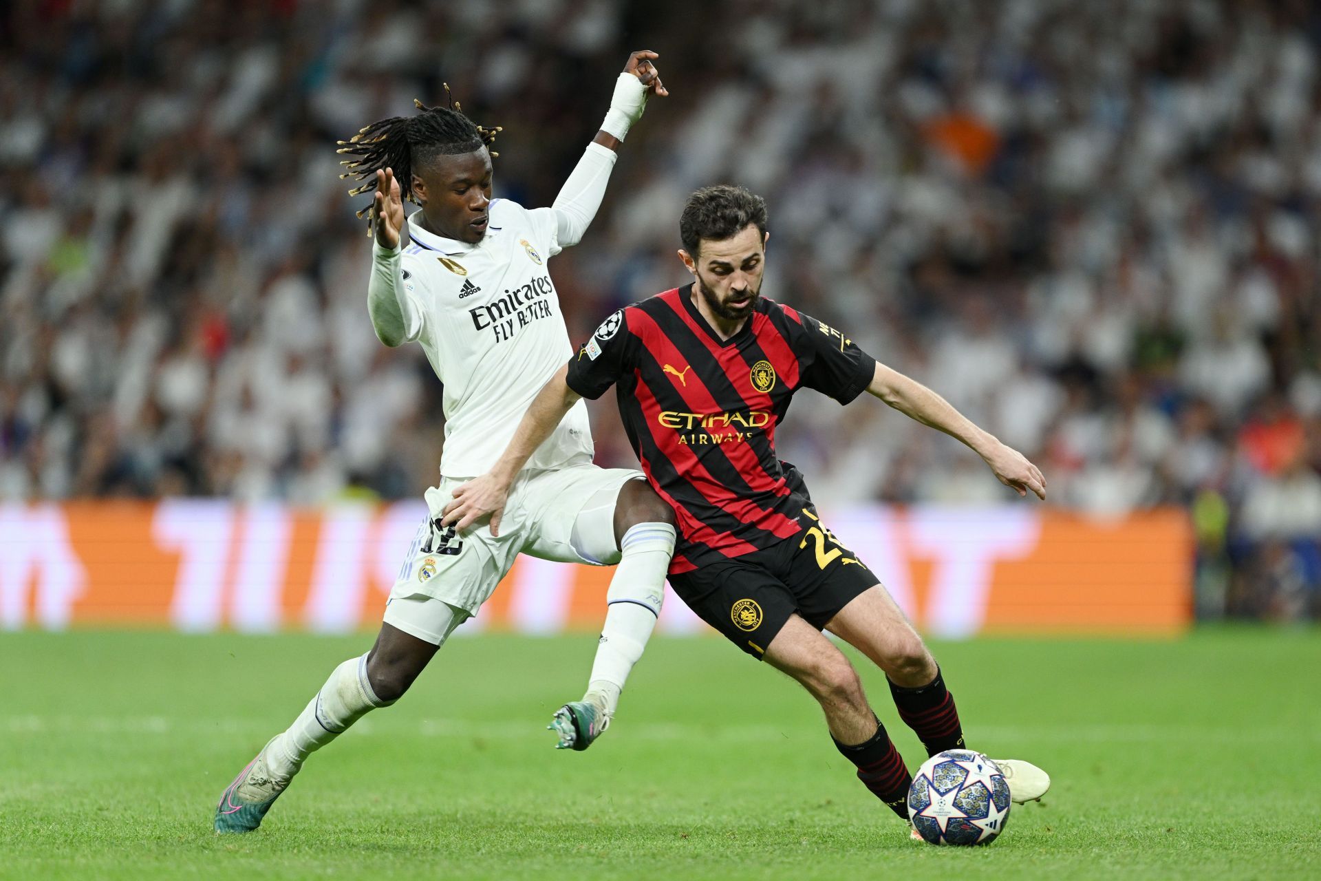 Bernardo Silva (right) remains heavily linked to the Parc des Princes.