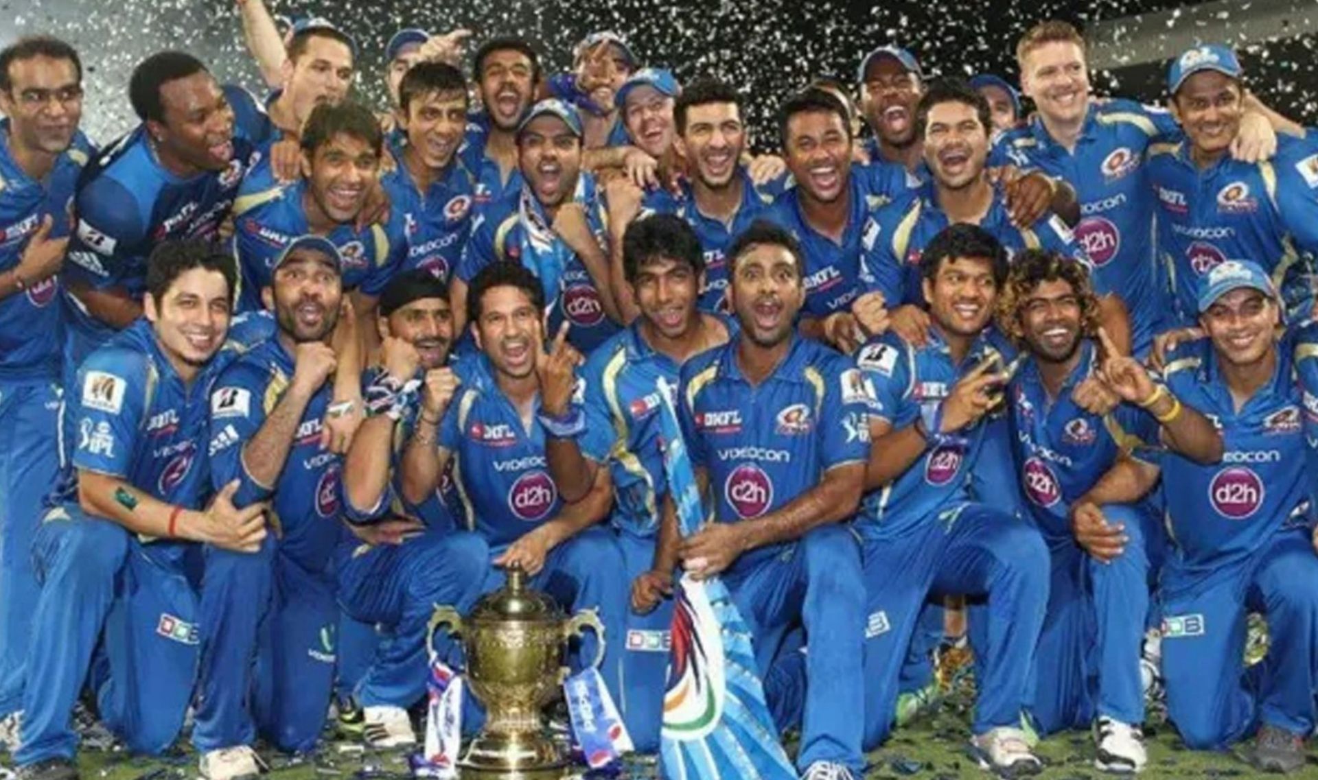 MI players with their maiden IPL Trophy back in 2013. 