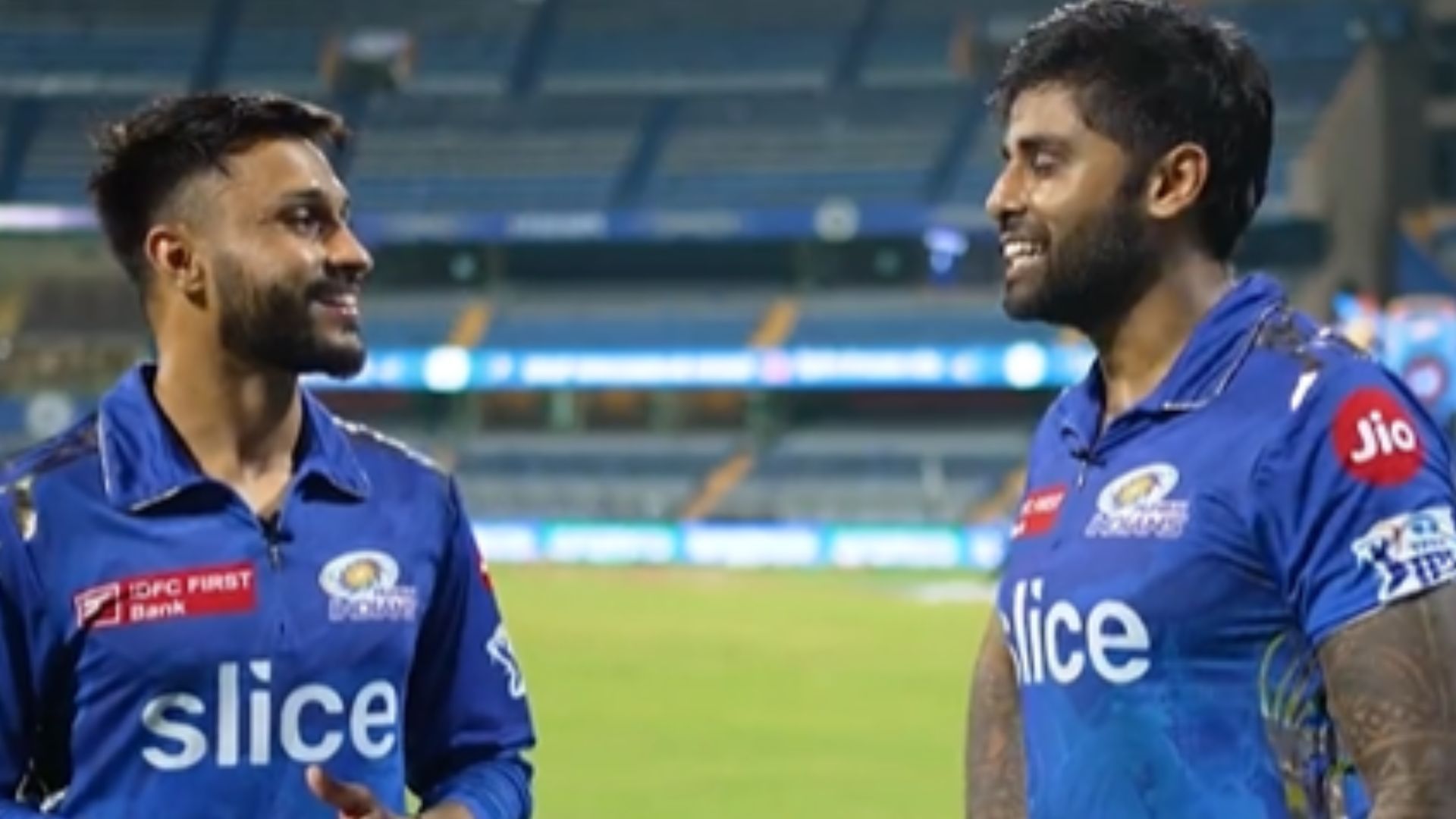 Akash Madhwal (L) &amp; Suryakumar Yadav (P.C.:iplt20.com)