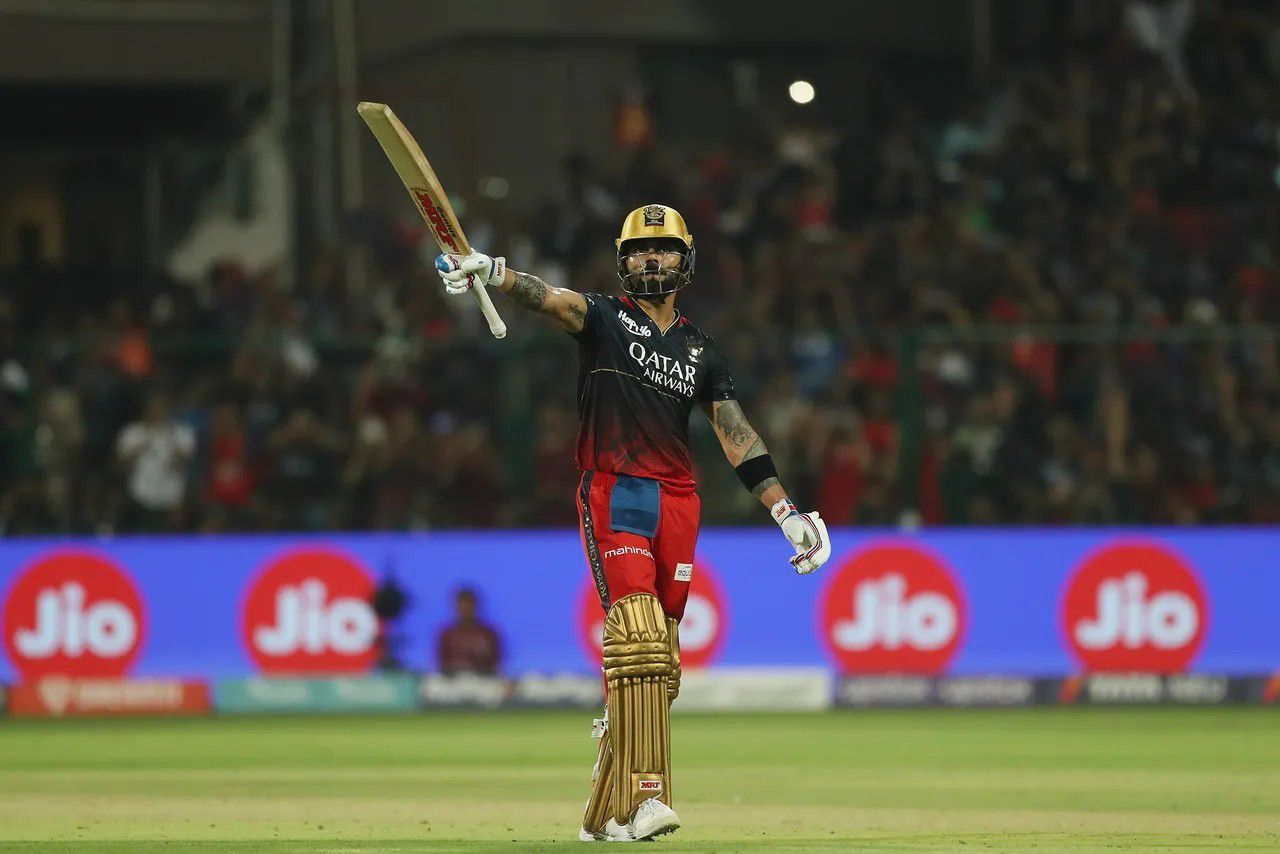 Virat Kohli raising his bat after a fifty vs MI [IPLT20]