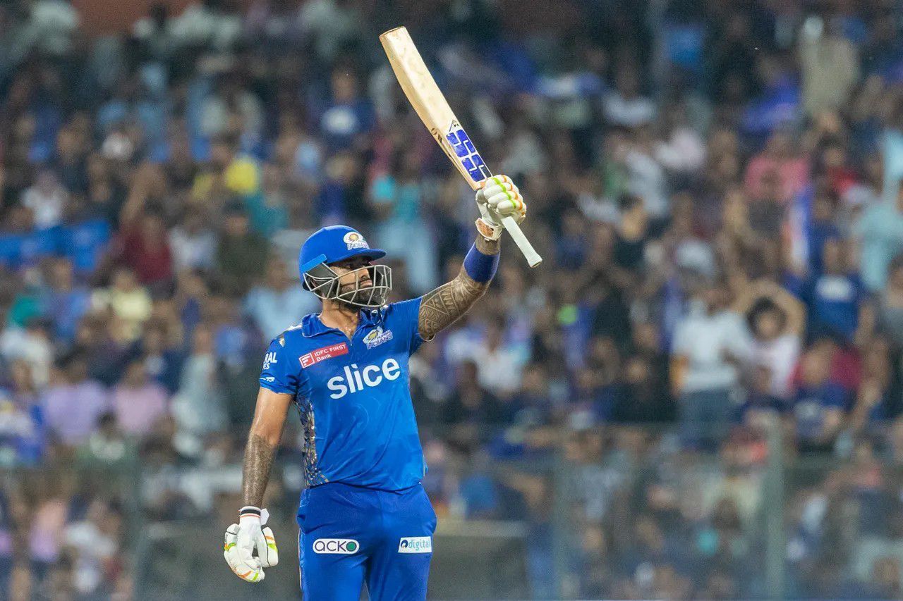 Suryakumar Yadav raising his bat at Wankhede [IPLT20]