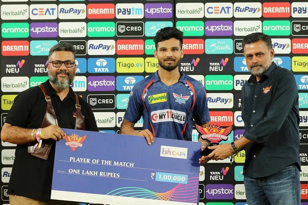 Prerak Mankad receiving the Man of the Match award vs SRH [IPLT20]