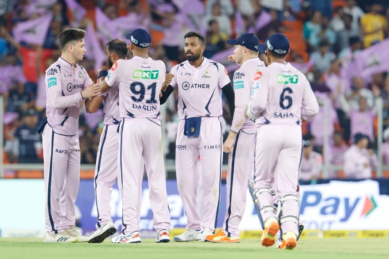 Hardik Pandya with his teammates. (Credits: Twitter)