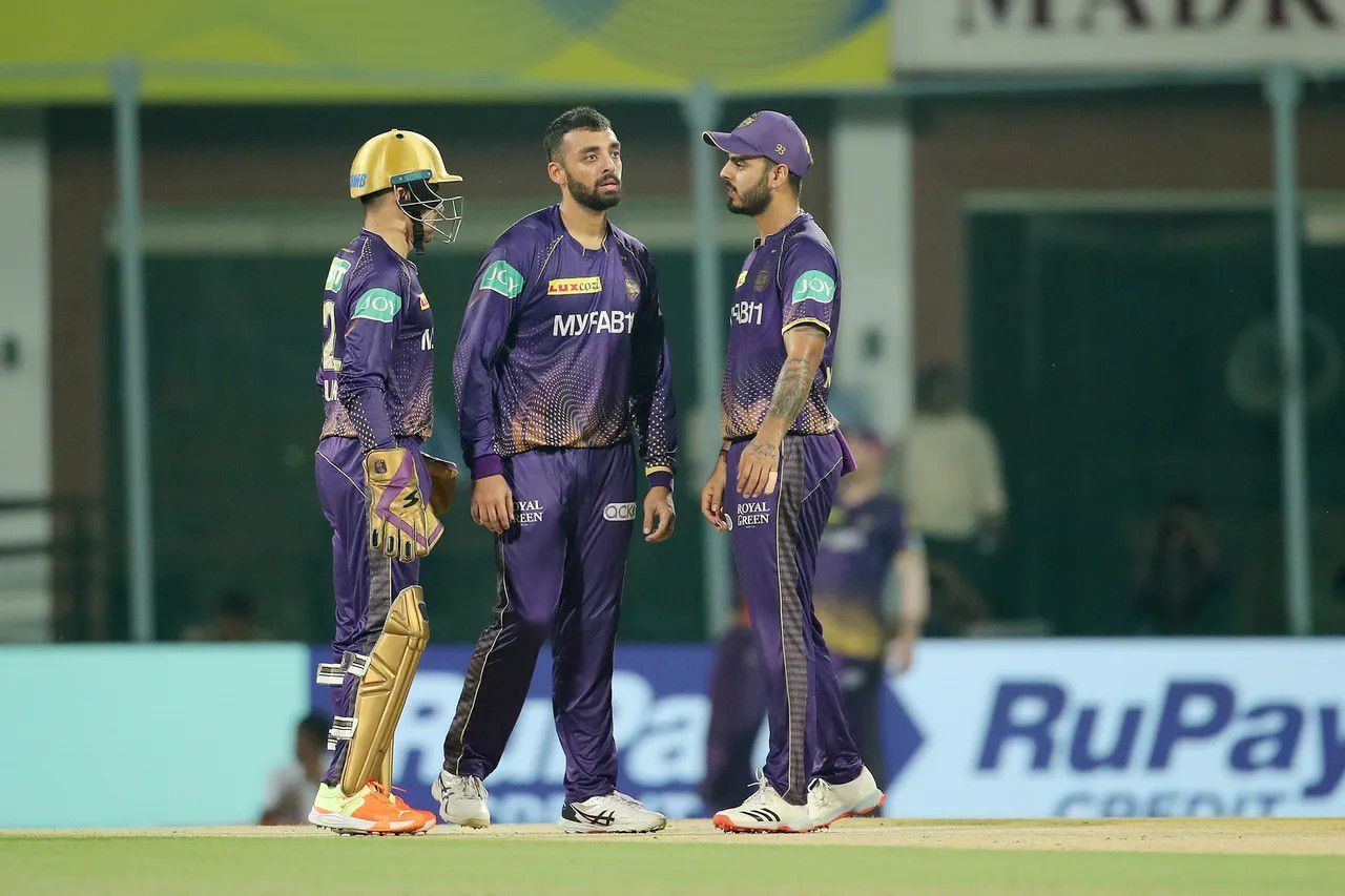 Varun Chakravarthy with his teammates [IPLT20]