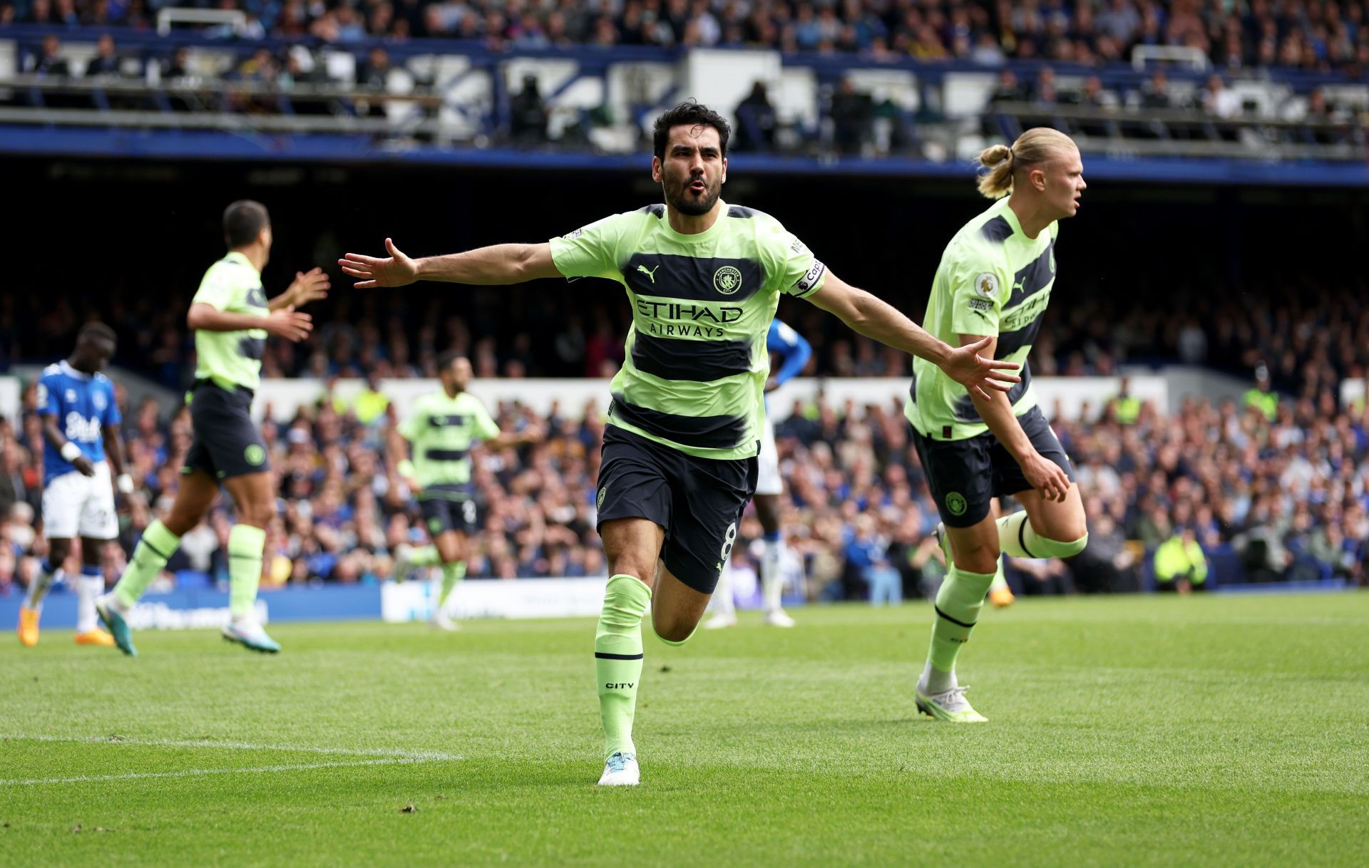 Ilkay Gundogan (middle)